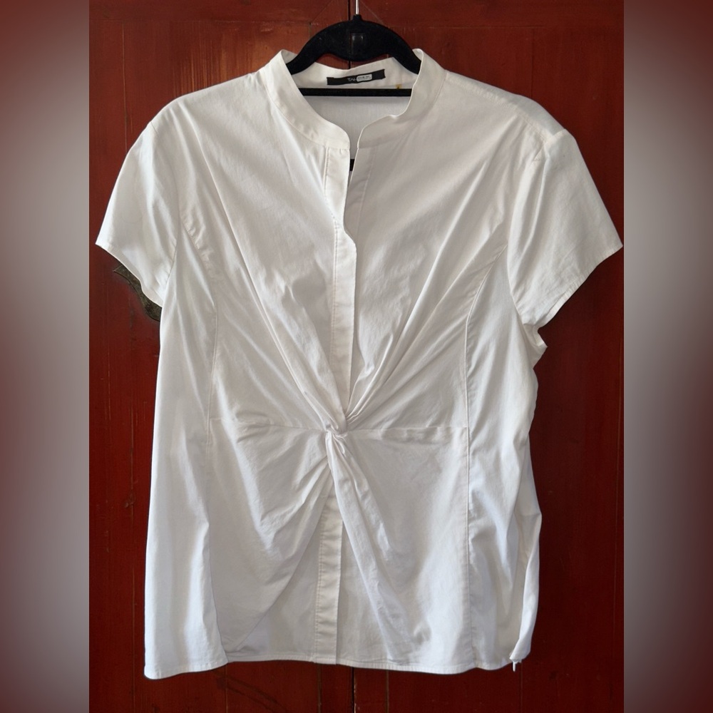 Tahari Blouse Short Sleeves Snaps Stretch Flattering Twist at Midriff EUC